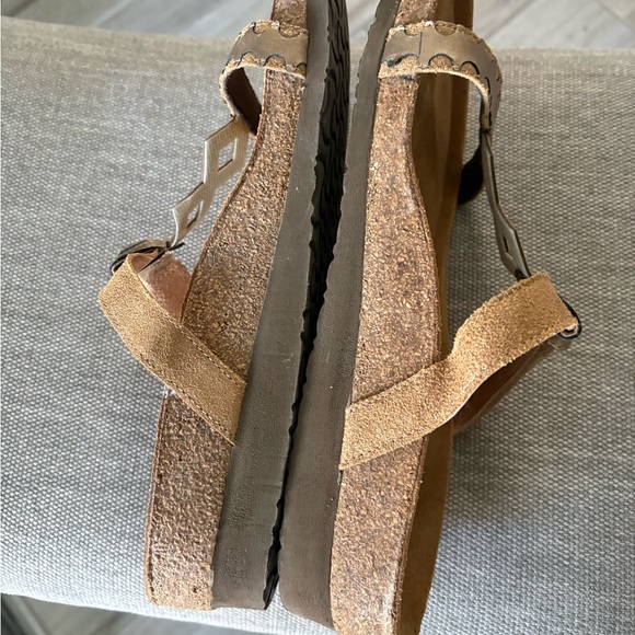 NEW NAOT ASPEN sandals bronze and rhinestone. Size 40, ladies 9
NWOB - Picture 3 of 9